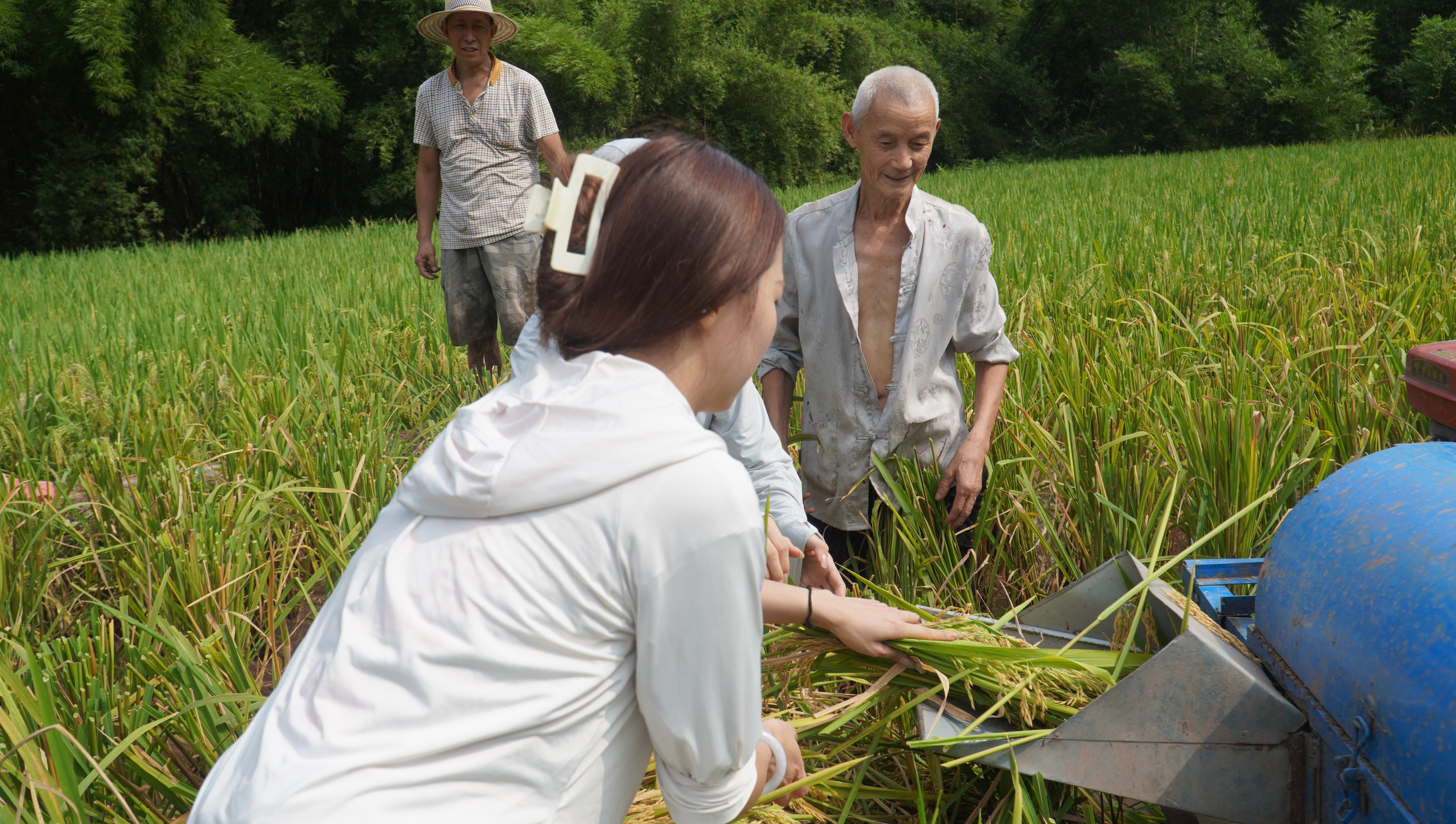 打谷场上 00后巧遇40后